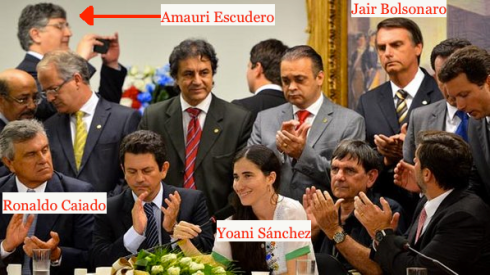 Ronaldo Caiado, Jair Bolsonaro, o secretário de Beto Richa, Amauri Escudero (tirando foto) e a blogueira cubana mercenária Yoani Sánchez no Congresso Nacional