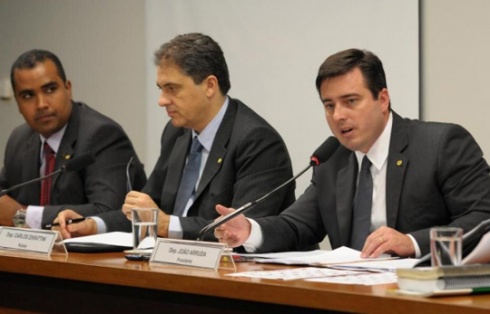 O deputado federal João Arruda (PMDB), a direita, presidiu a comissão da lei anticorrupção.