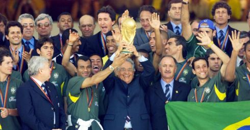 FHC com a seleção brasileira campeã do mundo em 2002. Ele nunca conseguiu trazer o evento para o Brasil