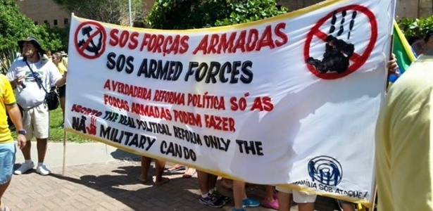 15mar2015---grupo-pede-intervencao-militar-em-faixa-escrita-em-portugues-e-ingles-durante-protesto-contra-governo-federal-em-maceio-al-neste-domingo-15-1426424900794_615x300